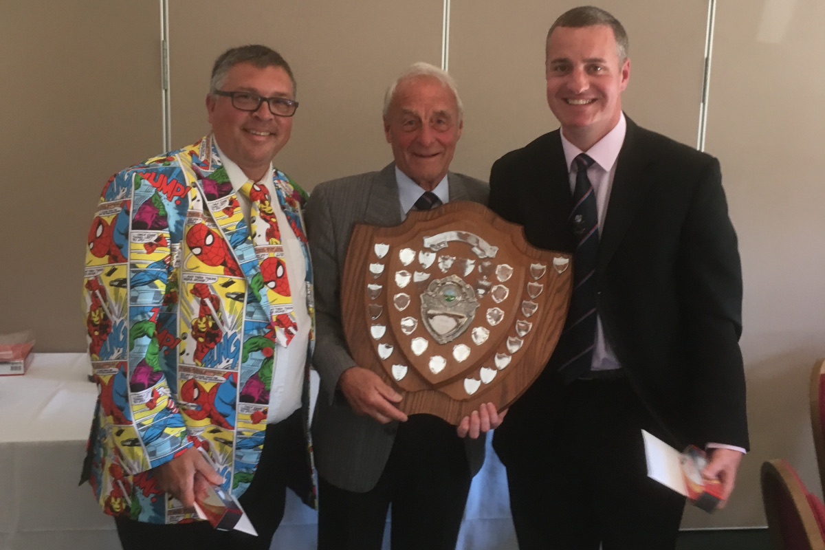 golf stan presenting trophy